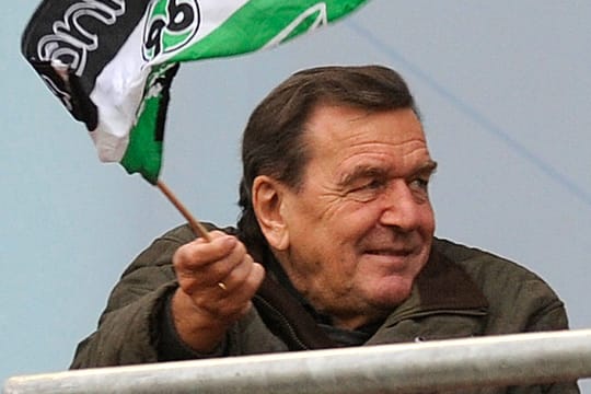 Gerhard Schröder ist seit Dezember 2013 bei Hannover 96. Nun sorgt er sich um den Klassenerhalt des Vereins.