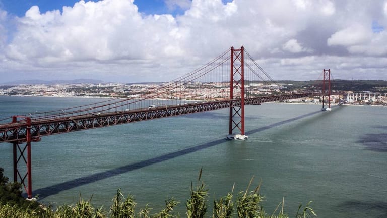 Die Ponte 25 de Abril ist eine 2278 Meter lange Hängebrücke, die über den Tejo führt. Sie ist weltweit, nach der Tsing-Ma-Brücke, die zweitlängste Hängebrücke mit kombiniertem Straßen- und Eisenbahnverkehr.
