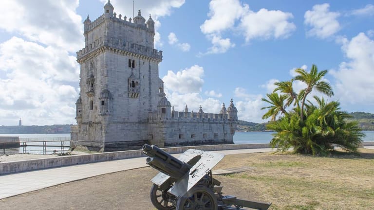 So zum Beispiel der Torre de Belém an der Tejomündung. Er ist ist eines der bekanntesten Wahrzeichen Lissabons. Der Turm gehört zu den wenigen herausragenden Bauwerken des manuelinischen Stils, die das Erdbeben von Lissabon überstanden haben. Die oberste, 35 Meter hohe, freiliegende Etage des Turms ist heute eine Aussichtsplattform.