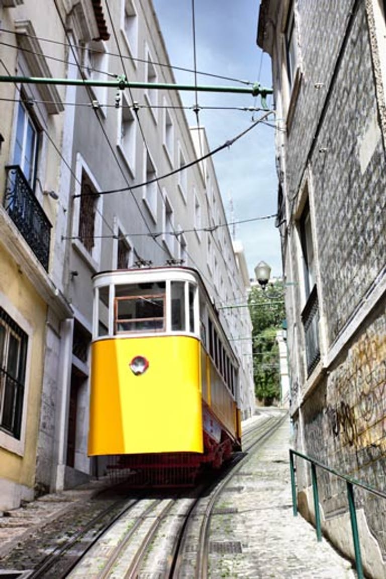 Wer sich einen kurzen Überblick über die Schönheit der Stadt verschaffen möchte, der sollte unbedingt eine Fahrt mit der Eléctrico 28 unternehmen. Die klapprigen Wagen der legendären Straßenbahnlinie halten bei nahezu allen wichtigen Sehenswürdigkeiten.