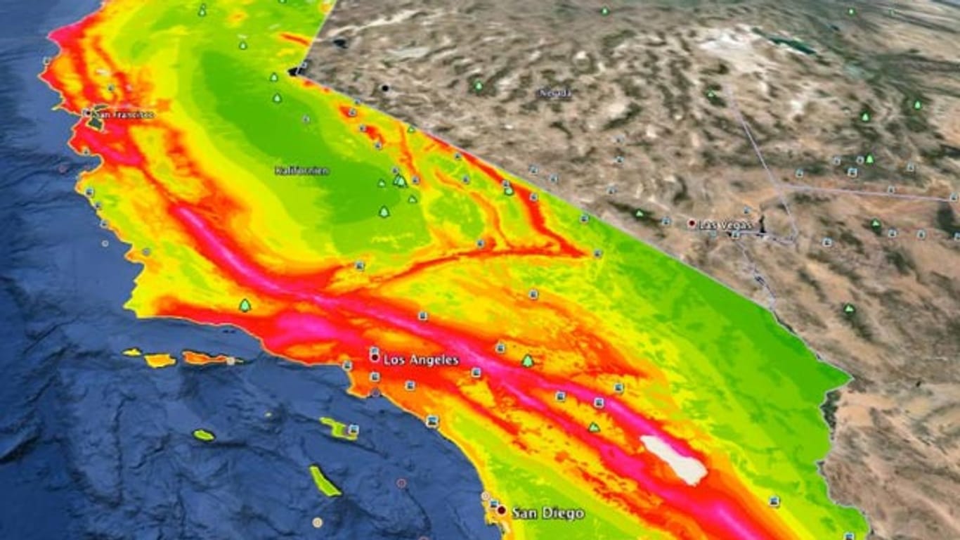 Die Farben zeigen, wie heftig sich der Boden bei einem starken Erdbeben bewegen könnte: Die größten Beschleunigungen erwarten Experten für Kalifornien entlang der San-Andreas-Verwerfung (rosa Farbtöne)