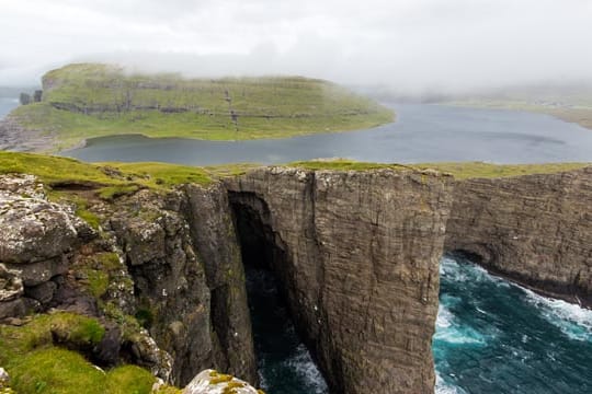 Oben See, unten Meer: Das Sørvágsvatn ist ein faszinierendes Gewässer auf den Färöischen Inseln.