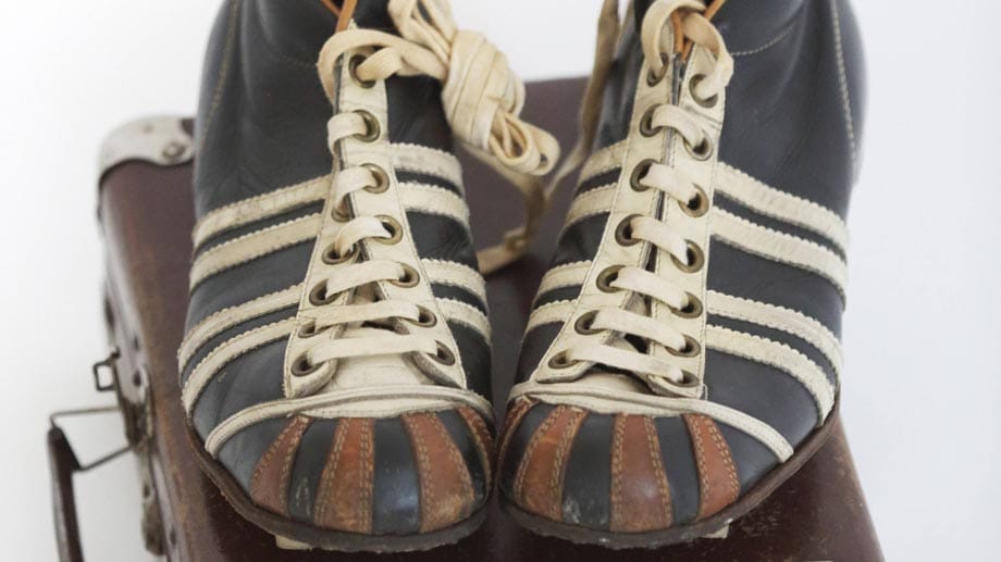 So sahen Fußballschuhe noch in den 50er Jahren aus. Im Laufe der Zeit haben sie sich immer weiter verändert und von dem unauffälligen Design ist wenig übrig geblieben. Die Schuhe wurden immer bunter, auffälliger und mit immer mehr persönlichen Details versehen.