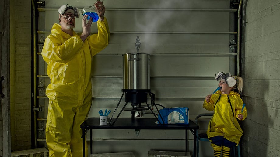 Ganz im Sinne der US-Serie "Breaking Bad" experimentieren die beiden in ihrem hauseigenen Chemielabor.