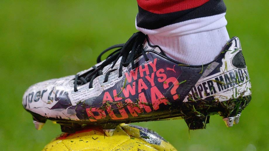"Why always Puma?" steht als Frage auf den Schuhen des Italieners Mario Balotelli.