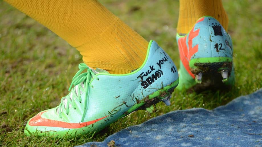 Eine freundliche Nachricht hat Braunschweigs Spieler Dominick Kumbela auf seinen Schuhen stehen. An wen genau die Botschaft gerichtet ist, ist jedoch unklar.