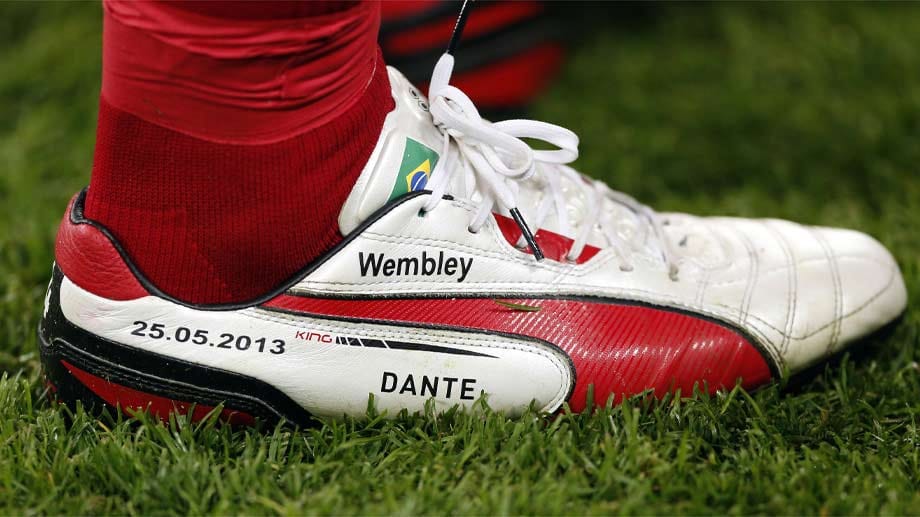 Das es nicht immer nur der Name sein muss, zeigt der brasilianische Nationalspieler Dante. Er hat auf seinen Schuhen neben der Brasilienflagge und seinem Namen auch das Datum vermerkt, an dem er mit dem FC Bayern Champions League Sieger 2012/2013 wurde. In welchem Stadion das Spiel ausgetragen wurde, lässt sich anhand seines Schuhs auch erkennen.