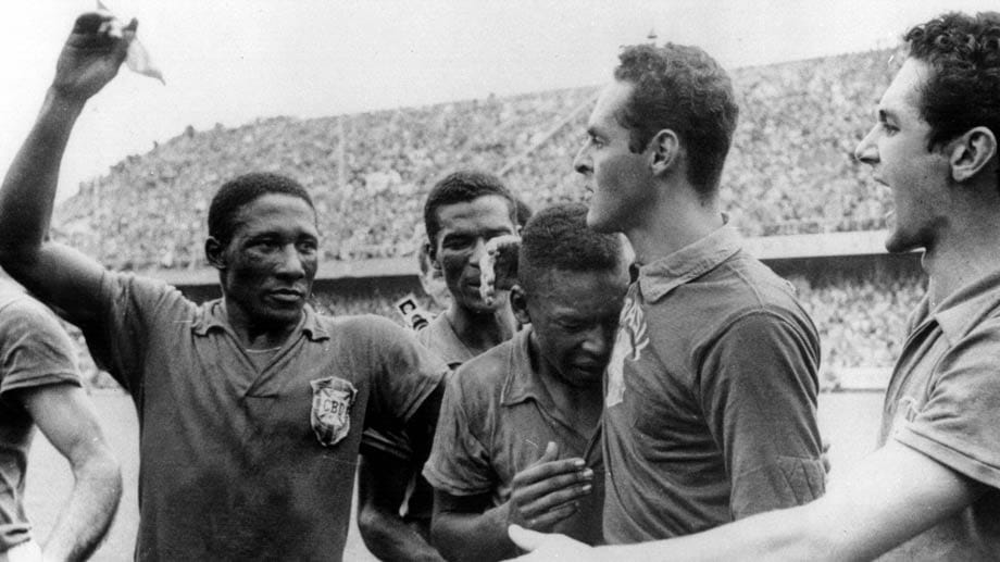 1958 gewinnt die brasilianische Nationalmannschaft die WM. Der 17-Jährige Pelé muss angesichts des Erfolgs gegen und in Schweden Tränen vergießen.