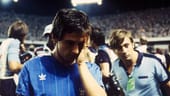 Mit seinen Teamkollegen Michel Platini, Jean Tigana und Co zelebriert Alain Giresse in den 1980er wohl den schönsten Fußball. Als die französische Nationalmannschaft 1986 im WM-Halbfinale gegen Deutschland verliert, kann er die Niederlage offenbar kaum fassen.