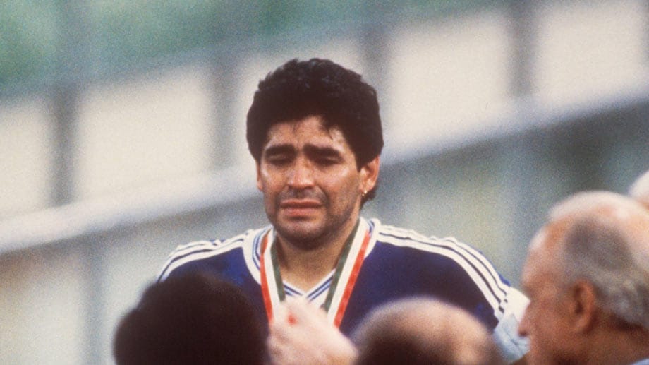 Eigentlich sollte Diego Maradona sich über die Silbermedaille für Argentinien bei der WM 1990 freuen, aber die bittere Niederlage gegen Deutschland hat er wohl noch nicht verarbeitet.