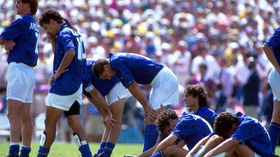 Gleich sieben Italiener sind 1994 den Tränen nah, als ausgerechnet die Fußballlegenden Roberto Baggio und Franco Baresi im Elfmeterschießen patzen. Brasilien gewinnt den Pokal- ganz Italien trägt Trauer.