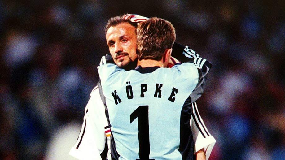 Nach dem Titel 1990 ist für Deutschland bei den nächsten beiden Weltmeisterschaften im Viertelfinale Endstation. 1998 muss deshalb Andreas Köpke den weinenden Jürgen Kohler trösten.