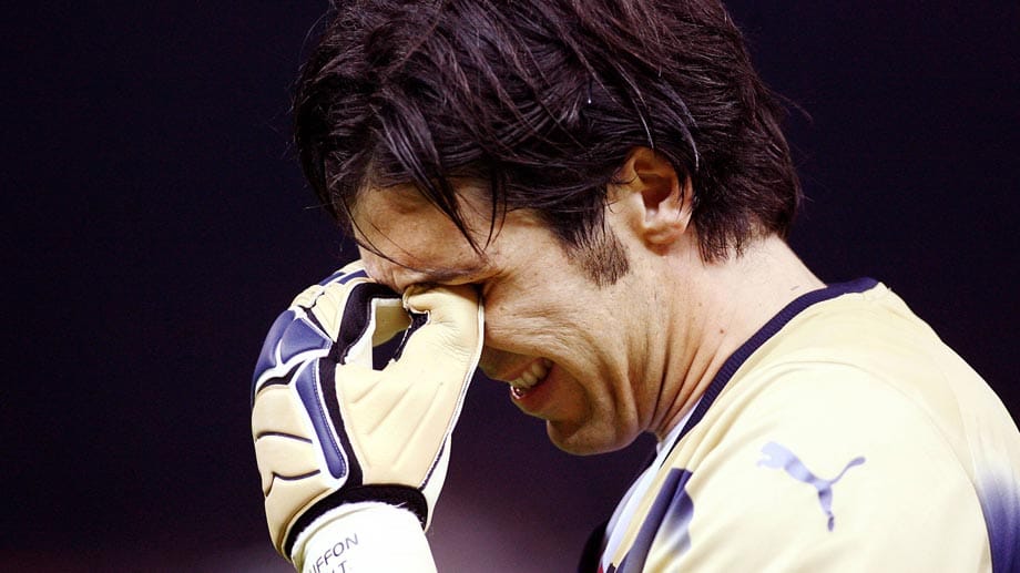 Seinen Tränen lässt auch der Nationalkeeper der Italiener, Gianluigi Buffon, freien Lauf. Allerdings handelt es sich hier wohl eher um Freudentränen über den Weltmeistertitel 2006.