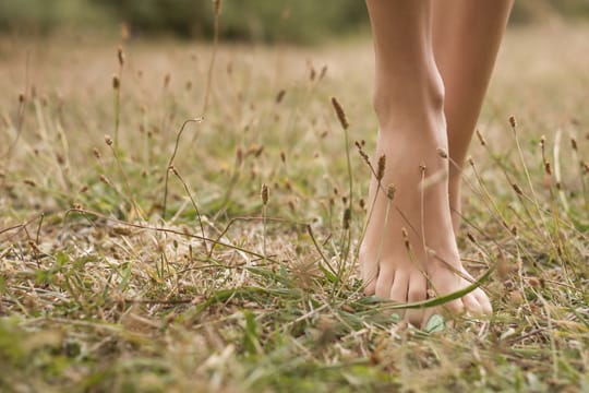 Barfußlaufen schult Körper und Sinne