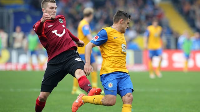 Für dieses Foul gab es Rot: André Hoffmann (li.) tritt Braunschweigs Mirko Boland von hinten in die Wade. Für dieses Foul gab es Rot: André Hoffmann (li.) tritt Braunschweigs Mirko Boland von hinten in die Wade.