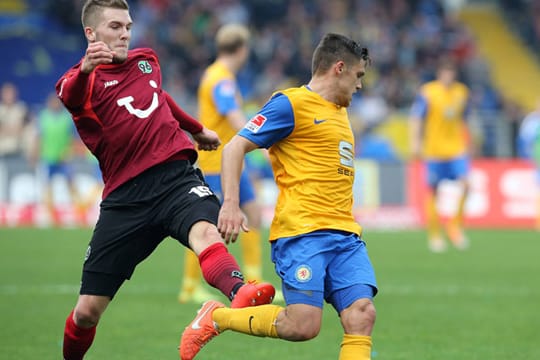 Für dieses Foul gab es Rot: André Hoffmann (li.) tritt Braunschweigs Mirko Boland von hinten in die Wade.