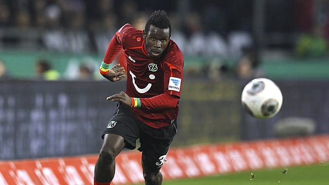 Mame Diouf hat den Ball im Visier.