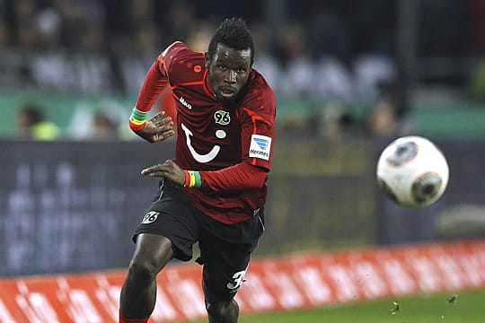 Mame Diouf hat den Ball im Visier.