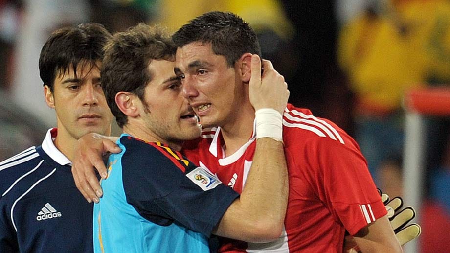 Auch Paraguay scheidet im Viertelfinale aus. Eine faire Geste nach dem Spiel: Spaniens Torwart Iker Casillas versucht, den enttäuschten Oscar Cardozo zu trösten.