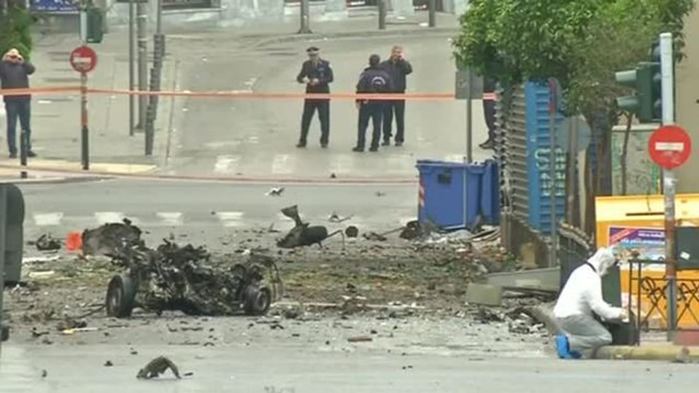 Vor Merkels Besuch: Autobombe explodiert in Athen (Screenshot: Reuters)