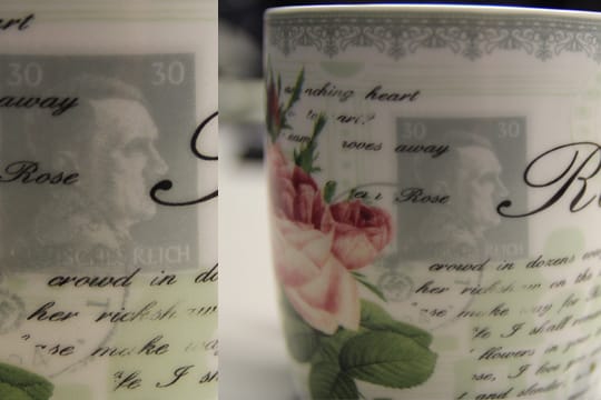 Hinter Rosenblättern versteckt und übersehen: Das Konterfei von Adolf Hitler auf einer Kaffeetasse, die ein Bielefelder Möbelhaus im Sortiment anbietet.