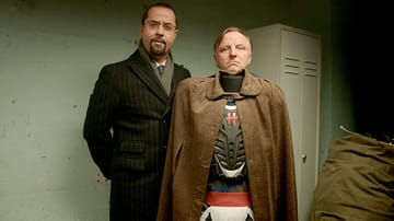 In "Tatort: Der Hammer" bekommen Boerne (Jan Josef Liefers, li.) und Thiel (Axel Prahl) es mit einem selbsternannten Superhelden zu tun.