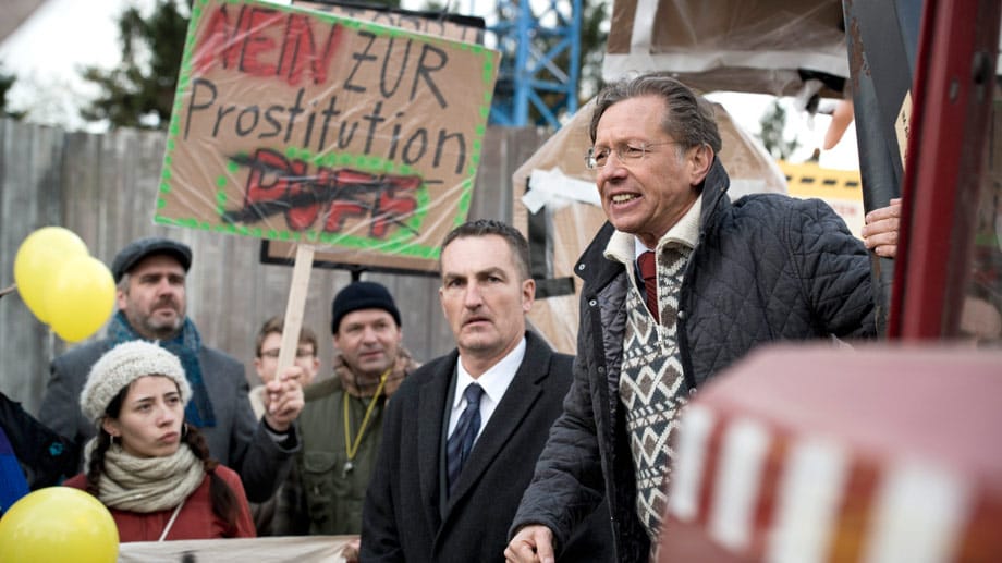 Die Bürger protestieren gegen die "Waikikioase". Landrat Seelig (Stephan Schwartz, re.) unterstützt die Proteste.