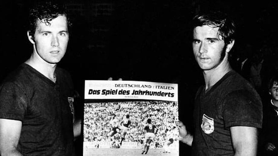 Franz Beckenbauer(li.) spielte in seiner Karriere als Spieler bei drei Weltmeisterschaften mit, und konnte bei jedem Turnier überzeugen. Seine Krönung feierte der Kaiser, als er bei der Heim-WM 1974 mit der deutschen Elf den Titel holte.