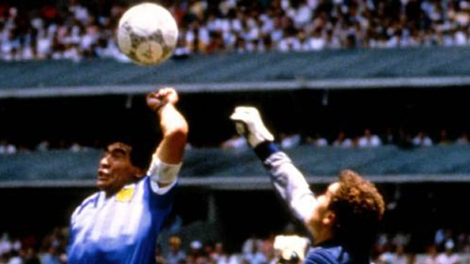 Die argentinische Legende Diego Maradona(li.) prägte vor allem die WM 1986, denn er führte sein Team zum Gewinn der Weltmeisterschaft in Mexiko. Sein berühmtestes Spiel war das Viertelfinale gegen England, als er erst ein Tor mit der "Hand Gottes" erzielte und drei Minuten später über das halbe Feld marschierte, gleich mehrere Engländer hinter sich ließ und dann auch noch den gegnerischen Torwart umkurvte, um den Ball zu versenken.