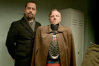 In "Tatort: Der Hammer" bekamen es Boerne (Jan Josef Liefers, li.) und Thiel (Axel Prahl) mit einem selbsternannten Superhelden zu tun.