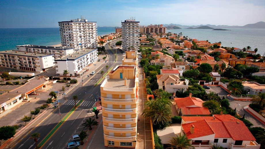 Links Mittelmeer, rechts das Mar Menor, Europas größte Salzwasserlagune.