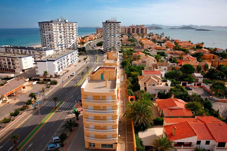 Links Mittelmeer, rechts das Mar Menor, Europas größte Salzwasserlagune.