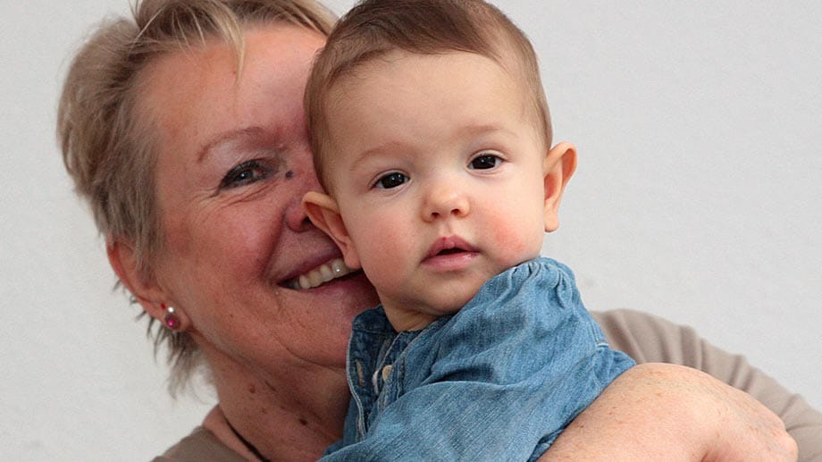 Eine Oma zum Kuscheln: Die meisten Kinder akzeptieren die Großeltern schnell als Bezugsperson, denn unbewusst machen diese viele Dinge ähnlich wie die Eltern.