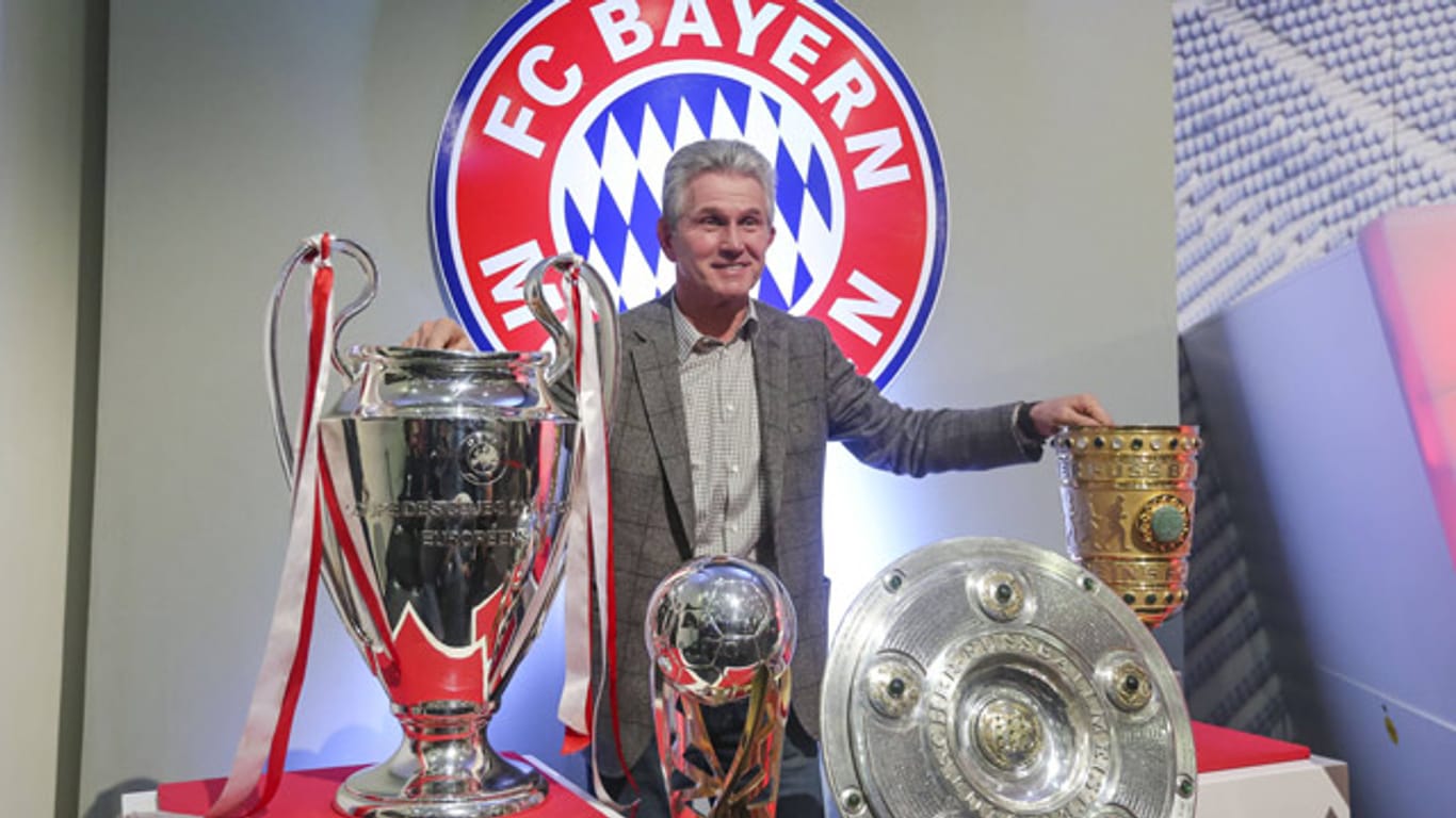 Jupp Heynckes posiert im Juni 2013 mit CL-Pokal, dem DFB-Pott, der Meisterschale sowie der Supercup-Trophäe.
