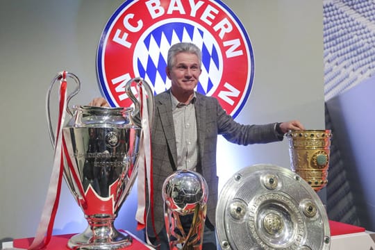 Jupp Heynckes posiert im Juni 2013 mit CL-Pokal, dem DFB-Pott, der Meisterschale sowie der Supercup-Trophäe.