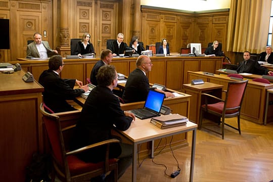Ein 16-Jähriger und ein 22-Jähriger müssen sich vor dem Landgericht Tübingen wegen des Mordes an einem Taxifahrer verantworten