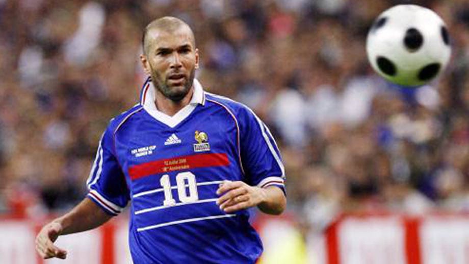 Zinedine Zidane war Kopf der französischen Nationalmannschaft beim Gewinn der Heim-WM 1998. Auch bei der WM 2006 in Deutschland schoss und bereitete er die wichtigen Tore für die Euqipe Tricolore, die das Finale erreichte. Dort allerdings endete das Turnier unrühmlich für Zidane - mit seinem Kopfstoß gegen den Italiener Marco Materazzi.