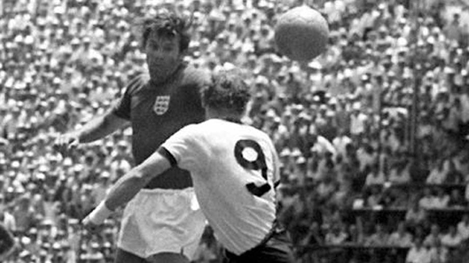 Uwe Seeler wurde nie Weltmeister, ist aber trotzdem eine Legende. Bei vier Weltmeisterschaften war der HSV-Star für die deutsche Elf am Ball. Zum Helden machte ihn seine Ausgleichstreffer zum 2:2 per Hinterkopf im WM-Viertelfinale 1970 gegen England, das Spiel endete schließlich 3:2 für Deutschland.