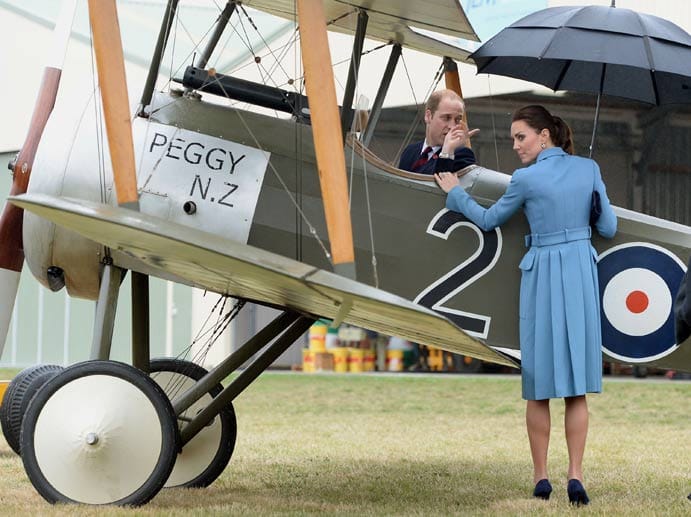 William, Kate und Peggy: Im Rahmen des Neuseeland-Aufenthalts besuchte das Paar auch die "Ritter der Lüfte"-Ausstellung im "Omaka Aviation Heritage Centre" in Blenheim.