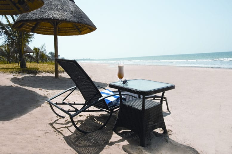 So können auch in dem afrikanischen Land Urlauber genüsslich einen Cocktail am weitläufigen Strand schlürfen.