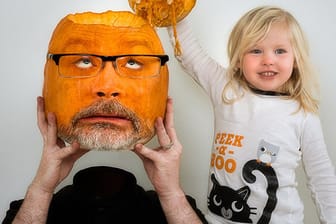 Papa, der Kürbiskopf: Beim Fotografen Dave Engledow und seiner kleinen Tochter werden der Kreativität keine Grenzen gesetzt.