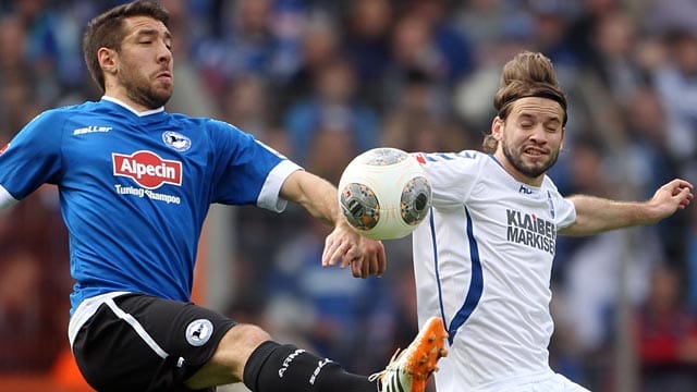 Der Bielefelder Patrick Schönfeld (li.) im Duell mit Gaetan Krebs vom KSC.