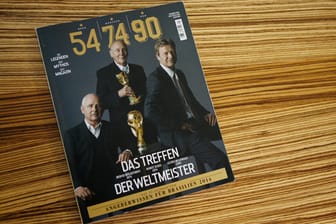 Ein weltmeisterliches Drei-Generationen-Cover: Bernd Hölzenbein, Horst Eckel und Guido Buchwald (von links).