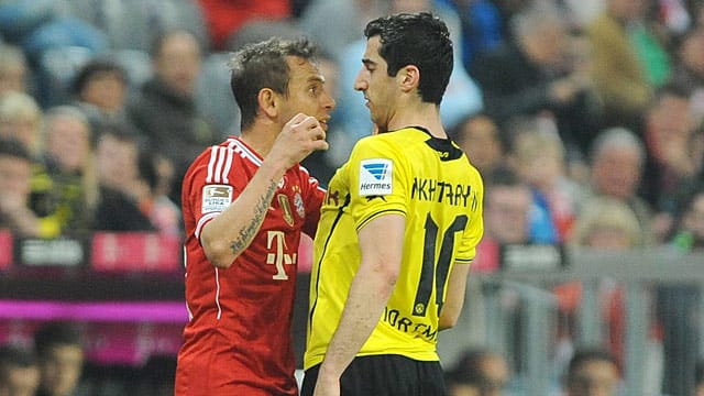 Beherrschung verloren: Bayerns Rafinha (li.) , kurz bevor er dem Dortmunder Mchitarjan ins Gesicht greift.