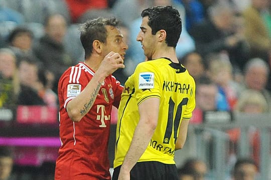 Beherrschung verloren: Bayerns Rafinha (li.) , kurz bevor er dem Dortmunder Mchitarjan ins Gesicht greift.