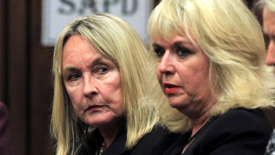 Simone Steenkamp (r.), Schwester des Mordopfers Reeva, und ihre Mutter vor Gericht in Pretoria. Simone bezeichnet den Angeklagten Oscar Pistorius als einen "widerlichen Lügner".