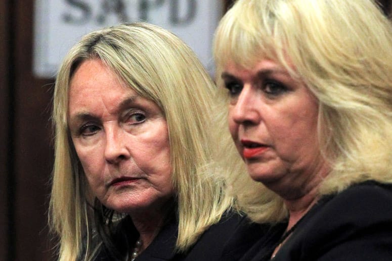 Simone Steenkamp (r.), Schwester des Mordopfers Reeva, und ihre Mutter vor Gericht in Pretoria. Simone bezeichnet den Angeklagten Oscar Pistorius als einen "widerlichen Lügner".