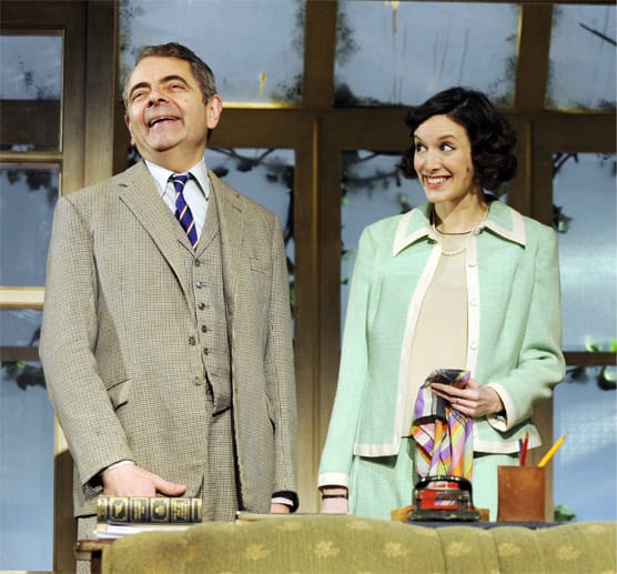 Mr. Bean hat sich in die deutlich jüngere Schauspielerin Louise Ford verliebt. Er stand mit der 31-Jährigen in der Komödie "Quatermain's Terms" gemeinsam auf der Bühne.