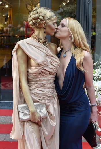 Micaela Schäfer kam in einem hellrosa Kleid mit goldener Haut zur Eröffnung von Harald Glööcklers Laden. Das Nacktmodel mal angezogen zu sehen, war ungewohnt. Trotzdem sorgte sie für Aufsehen, als sie ihre Freundin Yvonne Wölke knutschte.