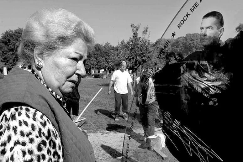 Maria Hölzel 2007 am Grab ihres Sohnes Falco